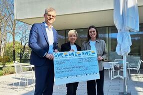 SWE-Geschäftsführer Jörg Zou (im Bild links) und SWE-Betriebsratsvorsitzende Simone Michaelis (im Bild in der Mitte) übergaben die Spende der SWE-Belegschaft am 3. April an Katrin Heubach vom Frauenhaus.