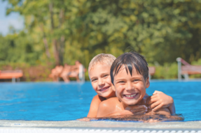 Kinder im Freibad