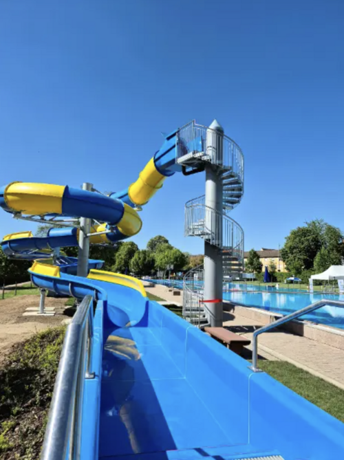 Neue Riesenrutsche im Esslinger Neckarfreibad. Neue Riesenrutsche im Esslinger Neckarfreibad.