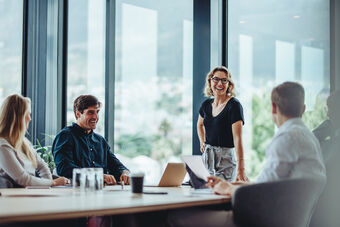 Mitarbeiter eines Unternehmens sind gemeinsam in einer Besprechung