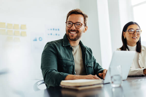 Ein Mann und eine Frau sitzen in einem Büro