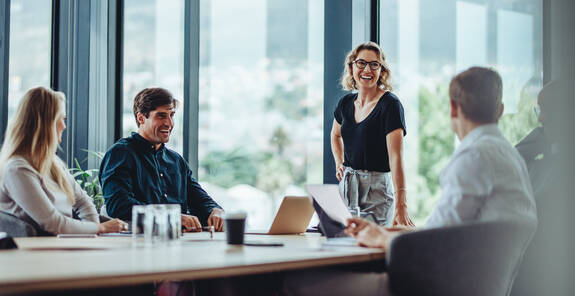 Mitarbeiter eines Unternehmens sind gemeinsam in einer Besprechung
