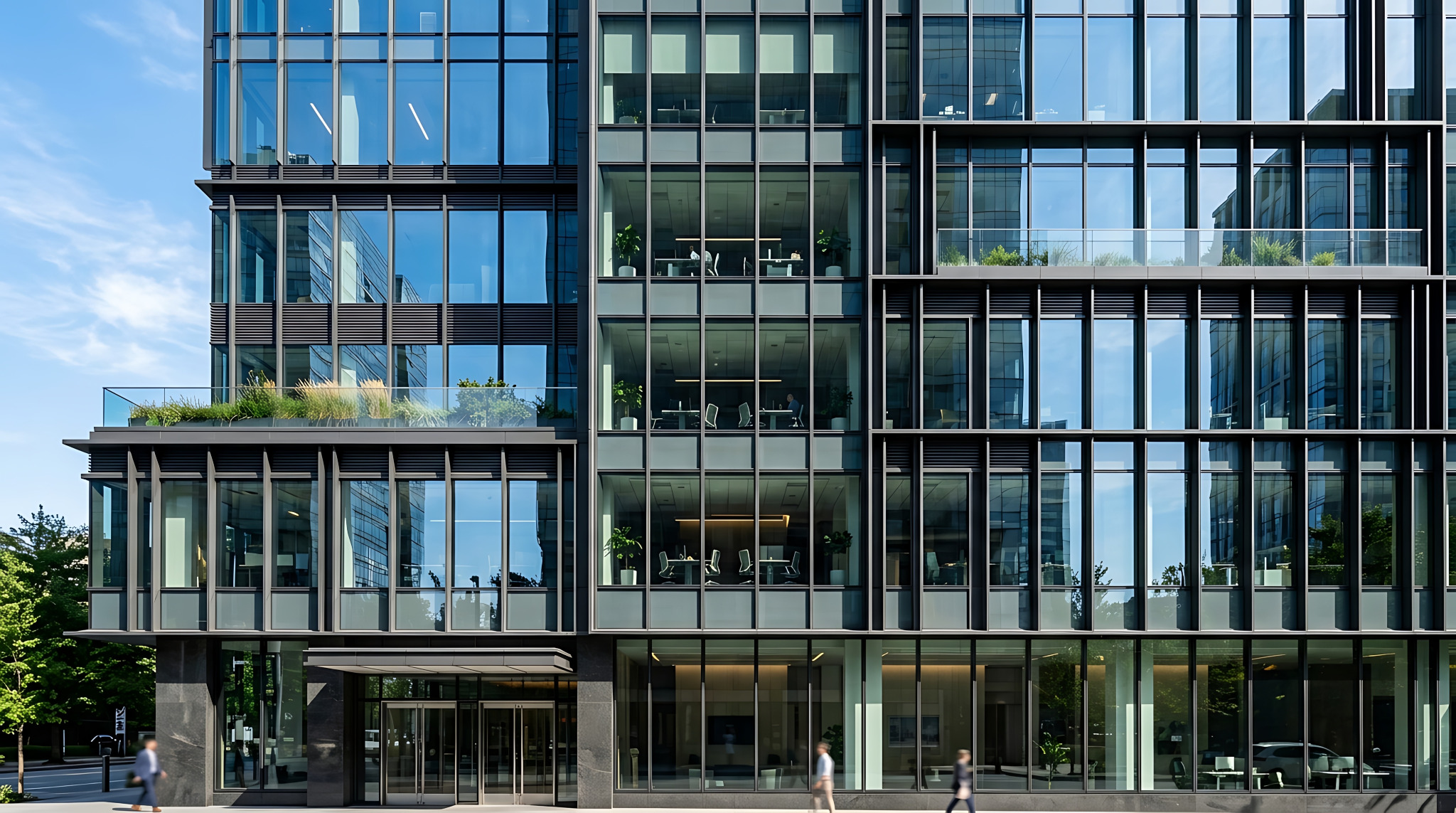 Ein modernes Bürogebäude mit Glasfassade