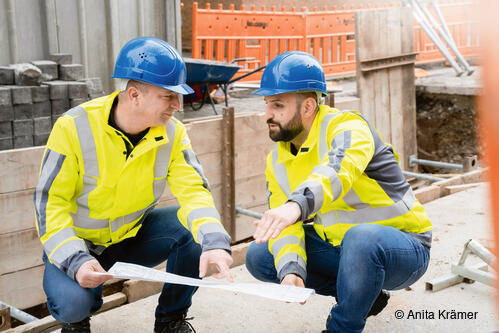 Zwei Fachleute der Stadtwerke Esslingen bei einer Besprechung auf einer Fernwärme-Baustelle in Esslingen. Zwei Fachleute der Stadtwerke Esslingen bei einer Besprechung auf einer Fernwärme-Baustelle in Esslingen.