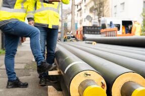 Fernwärmeleitungen mit zwei Fachleuten der SWE auf einer Baustelle in Esslingen.