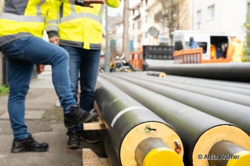 Fernwärmeleitungen mit zwei Fachleuten der SWE auf einer Baustelle in Esslingen. Fernwärmeleitungen mit zwei Fachleuten der SWE auf einer Baustelle in Esslingen.