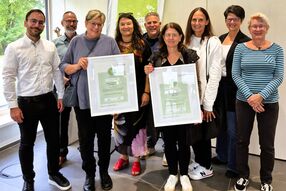 Bei der Preisverleihung des grünES-Klimacent-Wettbewerbs 2026 am 9. Oktober (von links): die grünES-Geschäftsführer Jochen Distel und Udo Hoffmann, die SSVE-Vorstandsmitglieder Dr. Sibylle Schmied, Carola Orszulik und Ulrich Spiegel, die Vorstandsmitglieder des TSV Berkheim Katie Schweizer und Brigitte Reitbauer sowie die Jurymitglieder Dr. Katja Walther von der Stabsstelle Nachhaltigkeit und Klimaschutz der Stadt Esslingen und Anke Geppert von der Fakultät Angewandte Naturwissenschaften, Energie- und Gebäudetechnik der Hochschule Esslingen.