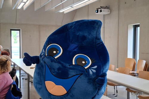 SWE-Maskottchen SWEn zu Besuch in der Hochschule Esslingen. SWE-Maskottchen SWEn zu Besuch in der Hochschule Esslingen.